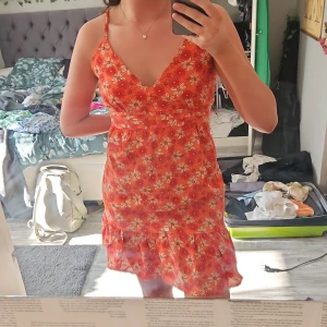 Blommig klänning  - Superfin sommarklänning som tyvärr är för stor, sparsamt använd🫶