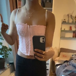 Baby rosa korsett - Säljer denna super söta korsett!! Säljer pga att den ej kommer till användning.  Strl står 38, men funkar för 36 också! 