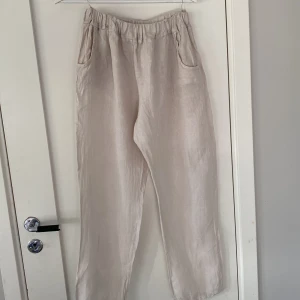 Sommriga linnebyxor😍 - Jättesnygga men använder inte längre! Lite korta i benen oxå, de har någon typ utav fläck vid ena bakfickan, har inte testat att ta bort än men ska göra! De har även ett litet hål i ena fickan men inget som syns och kan säkert lagas!❤️❤️ kolla profil 