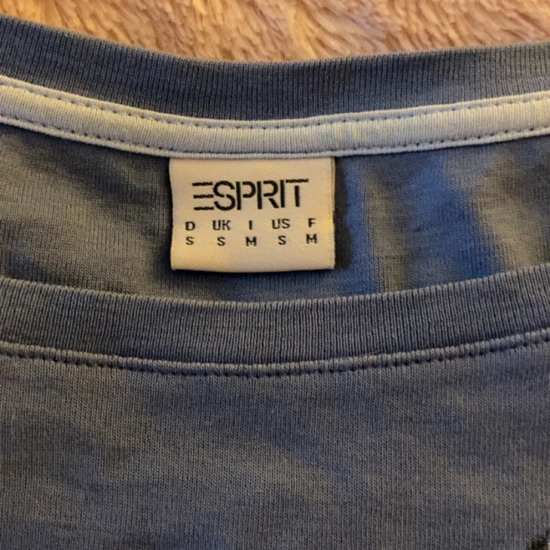 Blå topp med fjärilar - 90