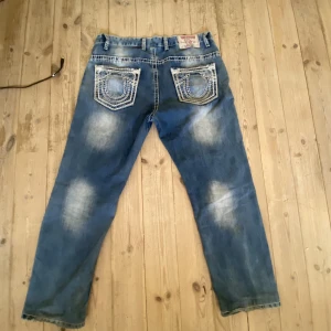 Truereligon jeans - Ett par as snygga baggy teuereligon jeans som är köpa på seams vintage för 1100. Har vart favoriter men kommer inte till användning längre. Finns ett litet hål på knät på ena benet och en liten den av sömmen längt ner är lite upptrampad, kan skicka bild ❤️