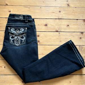 Säljer dessa ascoola blå/svarta lågmidjade bootcut jeans då de inte kommer till användning längre. Pris kan diskuteras🥰