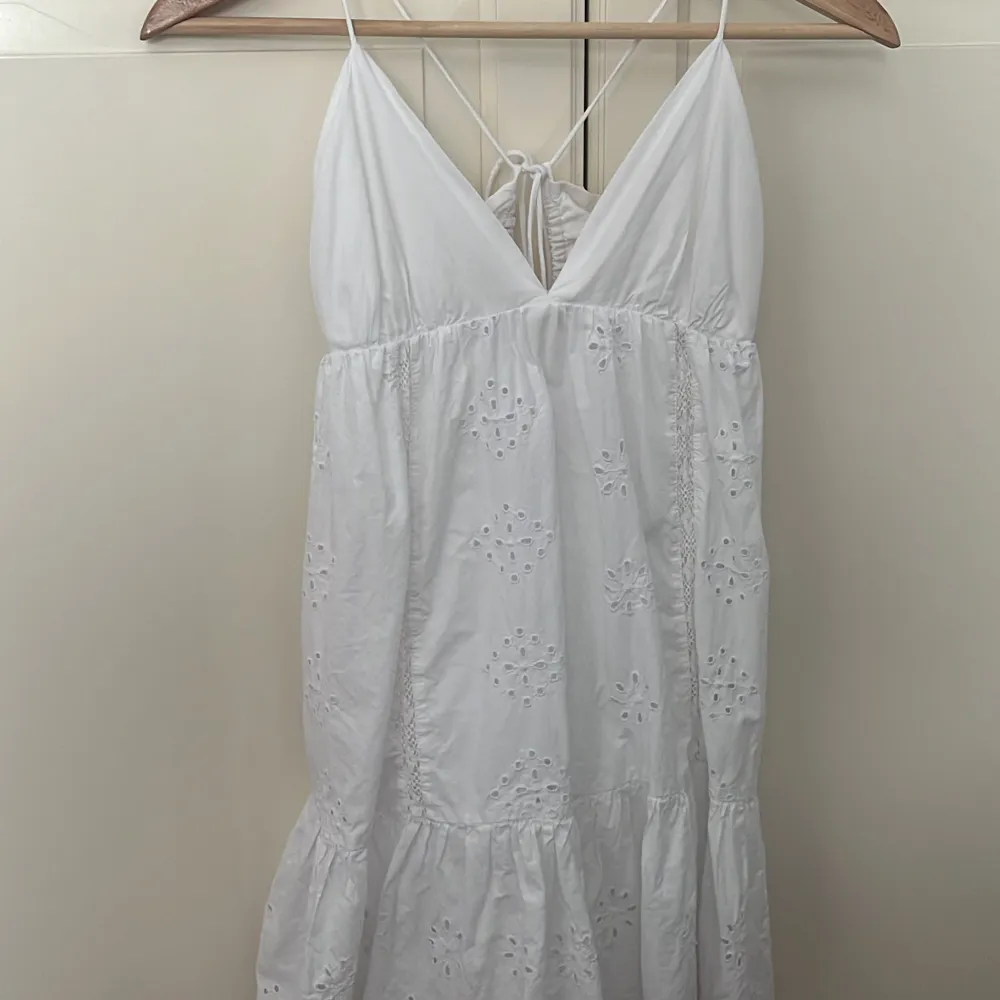 Superfin klänning från zara som är slutsåld, använd endast en gång på en skolavslutning satt inprecip oanvänd och i ny skick🫶🏻. Klänningar.