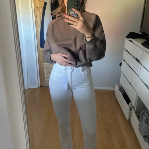 Vita slit jeans GinaTricot  - Helt oanvända jeans från GinaTricot  Storlek 38  Org pris 499kr Prislappar kvar