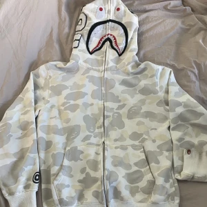 Bape hoodie vit - Säljer min skit snygga bape hoodie som är glow in the dark. Osäker på om den är äkta då köpt av annan men den är i as bra kvalite och hur skön som helst. Säljer pga inte min stil längre