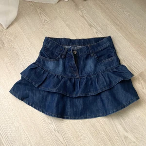 Jeanskjol med volang - Supersöt kjol