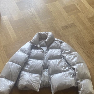 Uniqlo puffer jacket  - Trendig Jacka ifrån uniqlo aldrig använd köpte för 1200 ( kan diskutera pris)