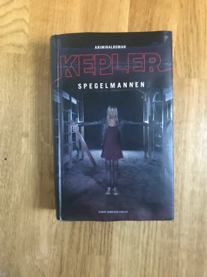 Spegelmannen av Kepler - Kepler bok i hyfsat skick.(utsidan är lite ”skrynklig”