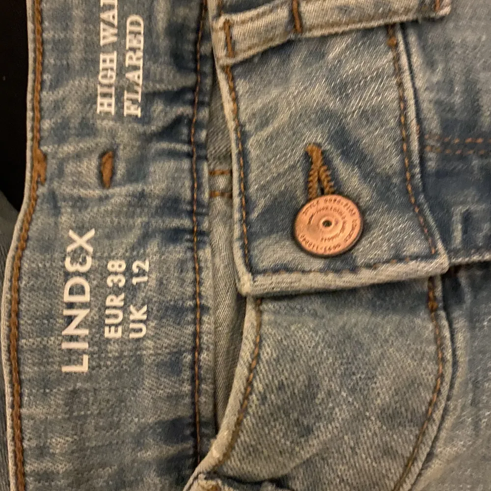 Säljer ett par jenas från Lindex bootcut det är storlek 38 funkar också som en 36. Säljer pågrund av är förstora i midjan för mig och för långa . Jeans & Byxor.