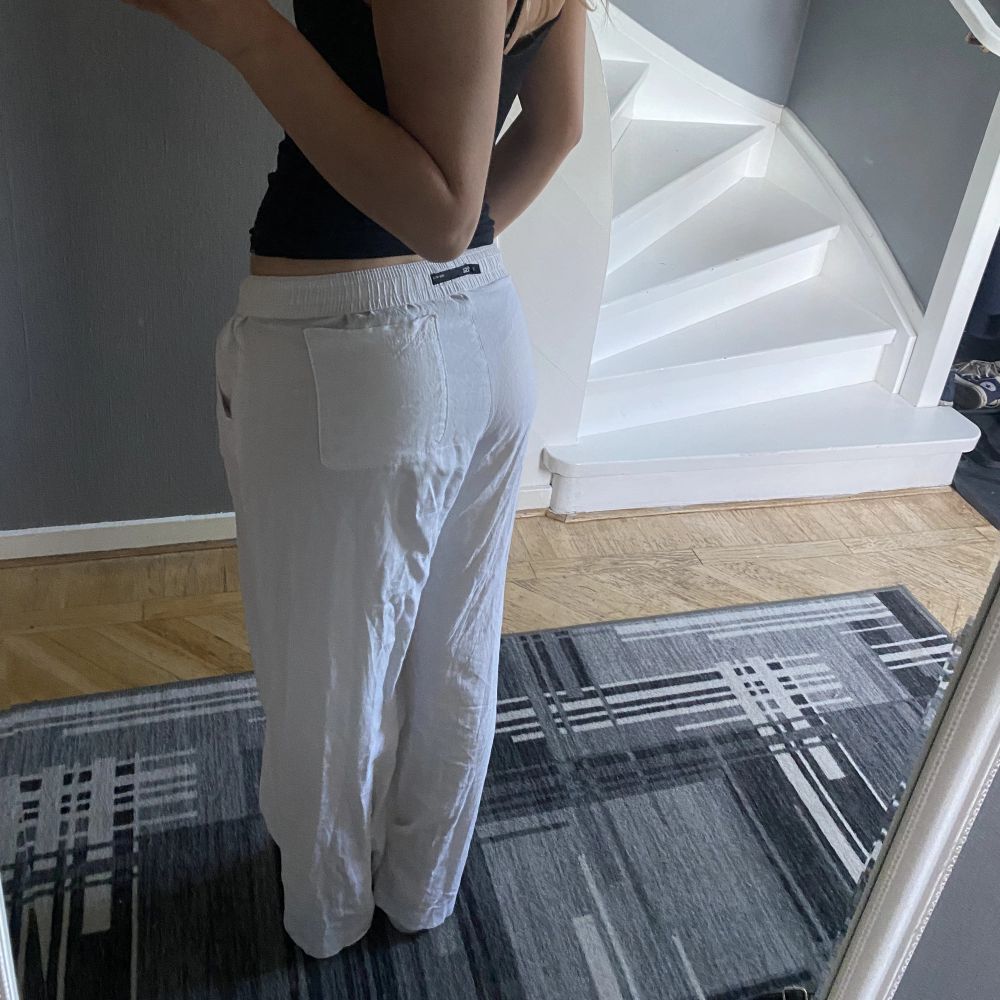 Säljer dessa skitsnygga linnebyxor som bara är använda 2 gånger. Midjemåttet är 80 cm, men de är stretchiga och går att knyta åt i midjan. Innerbenslängden är 74 cm och de passar superbra på mig som är ungeär 166💕 Fraktkostnaden ingår INTE i budgivningen!. Jeans & Byxor.