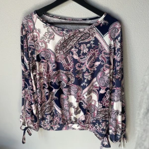 Mönstrad blus - Säljer denna söta blus i storlek S! 💜