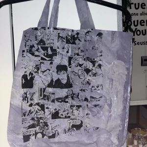 Tygkasse  - En lite mer rejäl tygkasse med stelare material. Aldrig använd vilket är anledningen till att den säljs. Väldigt starkt material. 