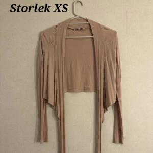 Ursnygg tröja - Snygg tröja som man knyter runt midjan. Från Chiquelle. Jag har använt den 1 gång endast. Färgen är rosa/beige.