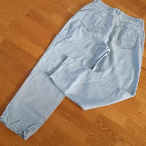 Jeans - Ljusa jeans.  Loose. High waist & Denim. Mjuka. 