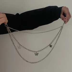 Byxkedja/halsband - En fin kedja som fungerar bra som halsband såväl som byxkedja. Typ aldrig använd. 