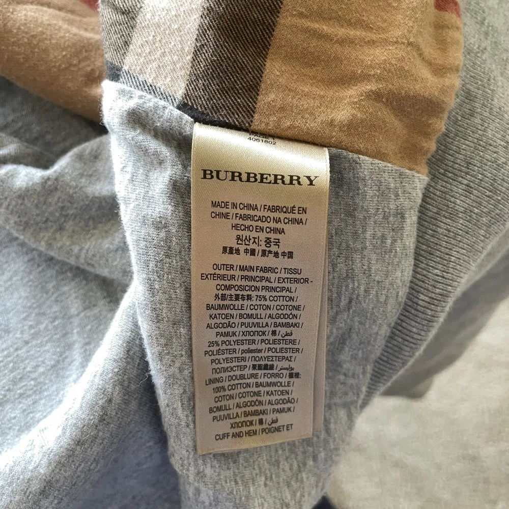 Snygg och eftertraktad Burberry hoodie i snygg grå färg, med Burberrys ikoniska mönster på insidan. Storlek S, passar även en M. Helt felfri och fräsh.  Vid frågor eller funderingar är det bara att höra av sig. 🙌. Hoodies.