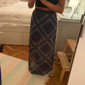 långkjol med slits - blå mönstrad långkjol med två slitsar på sidorna och en kortare underkjol:)