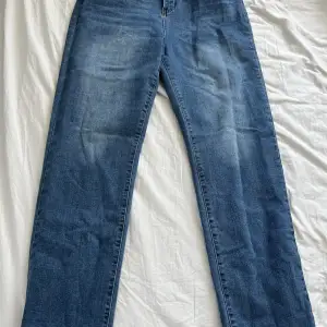 Detta är ett par mörk blåa jeans, straight, storlek L, från forever 21 och är använda!!
