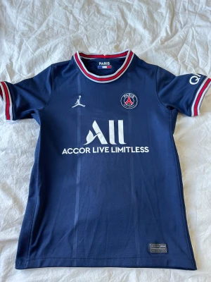 Psg tröja  - Säljer nu min psg tröja som blivit för liten men super bra skick den är i en barn M altså typ 160cm