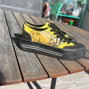 Huffelpuff sneakers  - Använda 5 gånger, lite trasiga (se bild) Köpta från Emp.se  