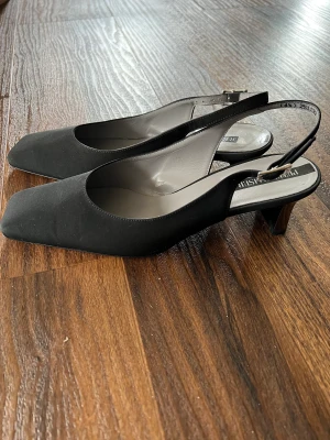Svarta slingbacks  - Svarta klackar med fyrkantig tå. Storlek står 4 1/2 men innermått är ca 25cm. Märket är Peter Kaiser. Köpt secondhand men väldigt bra skick. Pris kan diskuteras