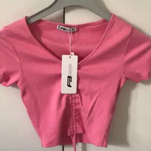 Säljer en rosa tröja som jag köpte förra året har aldrig använt tröjan jättefin nu till sommaren💕🏝️