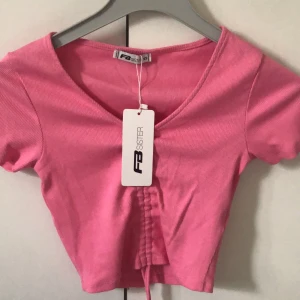 Gullig tröja  - Säljer en rosa tröja som jag köpte förra året har aldrig använt tröjan jättefin nu till sommaren💕🏝️