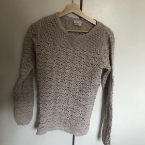 Stickad tröja - Säljer en stickad/ overshirt köpt här på plick men får ingen användning. Köpt för 150 säljes för 60+ frakt och storlek S.