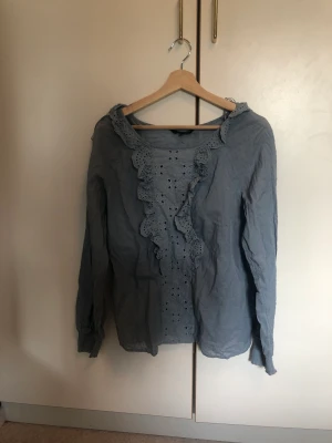 Blus - Säljer en ljusblå blus med fint mönster, köpt secondhand men är från Kappahl. Storlek M och säljes för 40 kr.