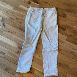 J. Lindeberg linne byxor - Linne byxor från j.Lindeberg Använda 1 säsong Nypris 1200kr mitt pris 500kr Storlek: 48 