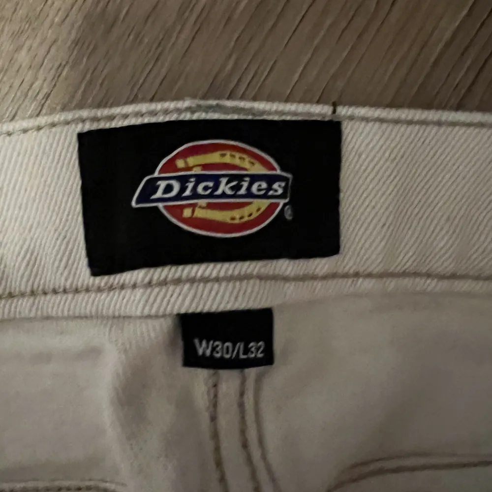 Säljer ett par Dickies carpenter jeans, inte använda mycket då de var försmå redan när jag köpte dom. W30 L32. Om det finns mer frågor kontakta mig i PM. Jeans & Byxor.