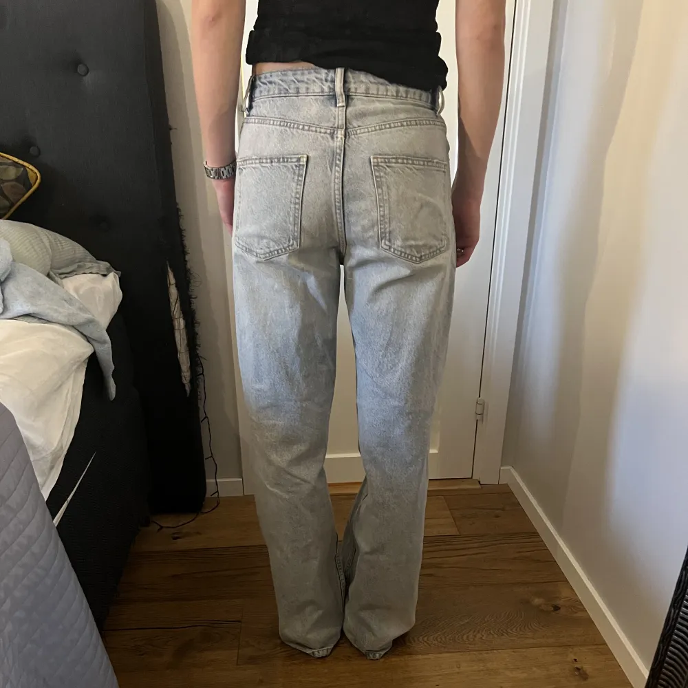 Super fina bagy jeans från zara. Har aldrig använt dem men prislappen är borttagen.. Jeans & Byxor.