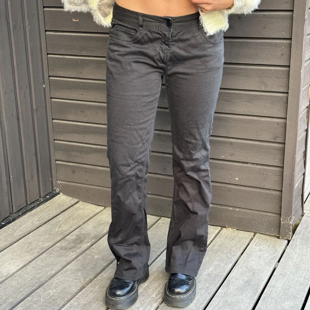 Ett par snygga kostymbyxor från Vera Moda, köpta second hand! Storlek 40 men liten i storleken 😇. Jeans & Byxor.