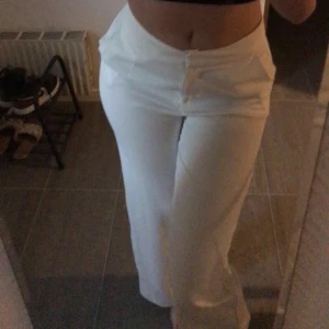 Vita kostymbyxor zara - Säljer ett par vita kostymbyxor från zara, i storlek 34