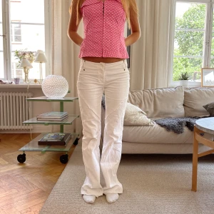 Vita Manchester jeans😍 - Säljer dessa super snygga Vita Manchester jeans😍