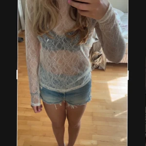 Genomskinlig tröja - Säljer denna snygga genomskinliga toppen i storlek M men skulle säga att den mer är som en S.