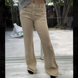  Linnebyxor  - Dessa fina byxor är perfekt till sommaren, tunna och sköna. Sitter väldigt fint vid rumpan. Skulle inte säga att dom är genomskinliga. Hör av er om ni har frågor ✨