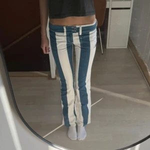 Disel jeans - Säljer dessa sjukt coola och unika jeansen från disel🙌🏼 de  är lågmidjade och utsvängda, samt i superfint skick. Midjemått 39cm, innerbenslängden 79cm❤️‍🔥