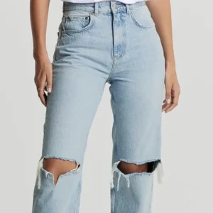 Ljus blåa jeans från Gina trickot - Ljus blåa jeans med hål från Gina Tricot, storlek: 34. Kan sänka pris
