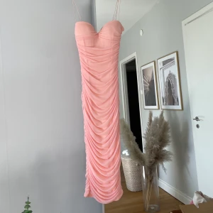 Klänning Oh Polly - Säljer nu min fina Oh Polly klänning, endast använd en kväll! Jättefin ljusrosa färg med en dragkedja i ryggen. Klänningen är lite stretchig och passar mig som är en XS/S! Kupor vid brösten så man inte behöver bh under!