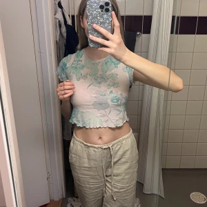 Tröja  - Mesh aktig tröja från weekday, jättefin och bekväm men tyvärr för liten för mig:( säljer för 70kr🌺