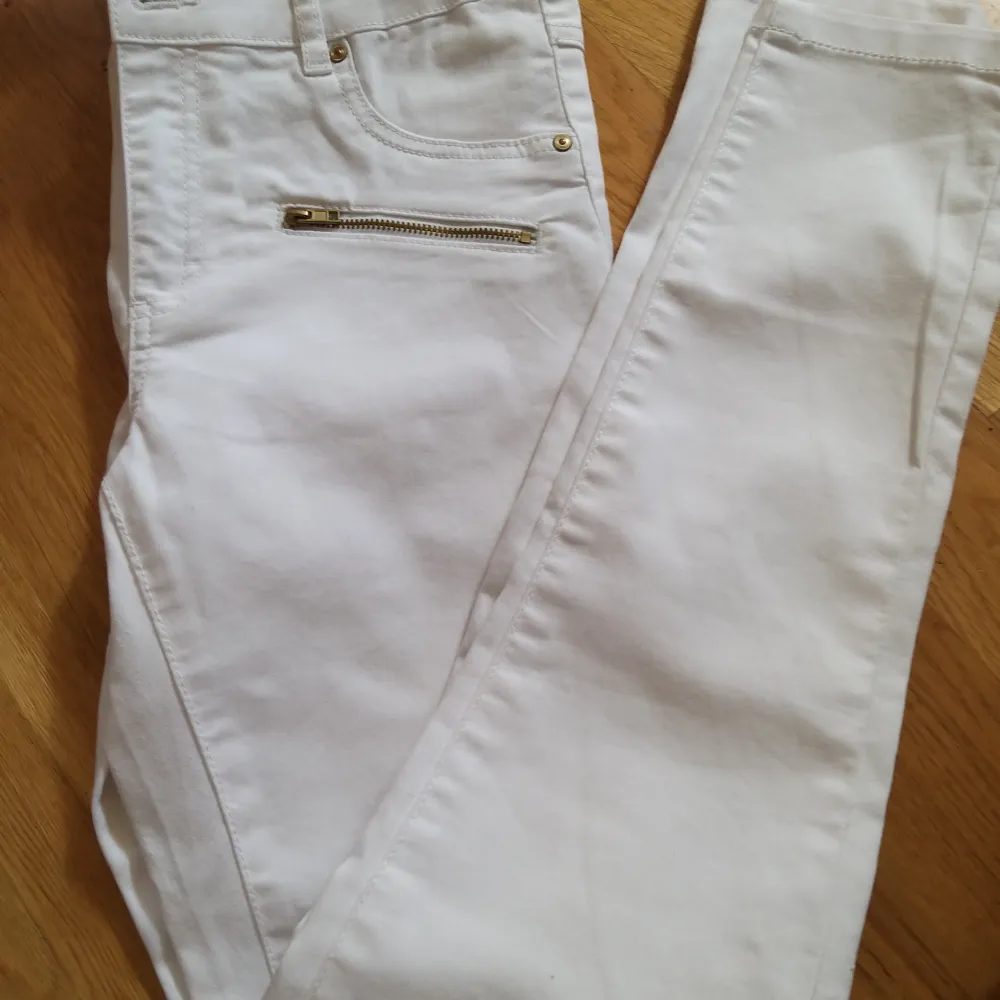Vita jeans med dragkedjefickor fram och vanliga bakbyxor. Tajt modell. Oanvända  . Jeans & Byxor.