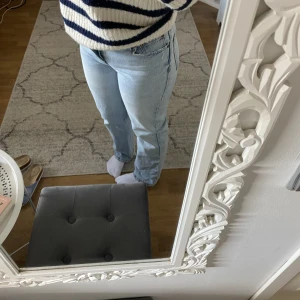 Zara jeans - Jeans från zara som tyvärr blivit för små för mig! De är i bra skick men är lite slitna mellan låren, men det är inget man tänker på (kan skicka bild på det)💕