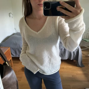 Vit stickad tröja - Jättemysig stickad tröja från brandy Melville. Bra skick på tröjan knappt använd❤️💓one size men motsvarar xs-m skulle jag säga