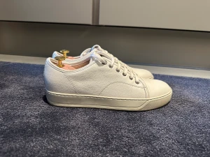 Lanvin DBB1 Vit UK6 - Lanvin DBB1 sneakers vit läder i storlek 40/UK6. Knappt använda. Dustbag ingår