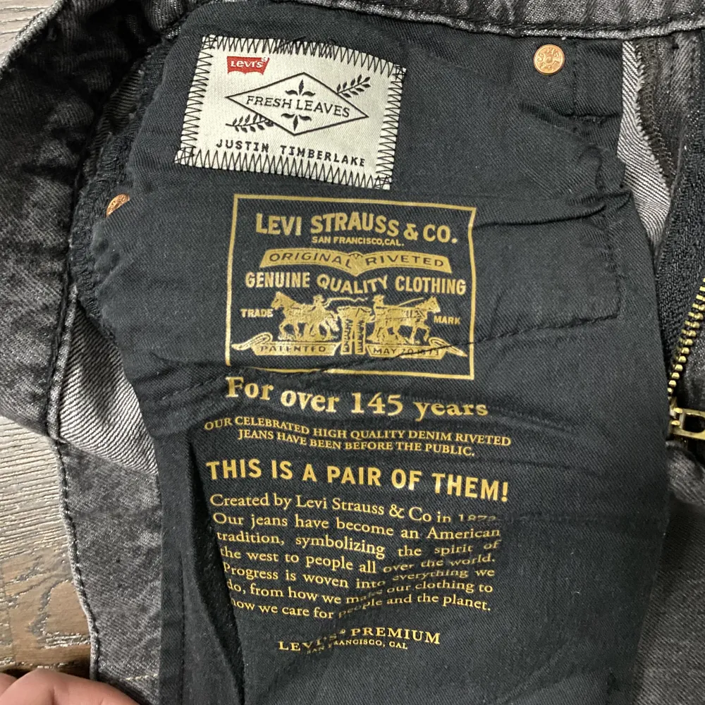 Limited Edition Levi’s premium fresh leavs X Justin Timberlake jeans. Köpta i Levi’s affär för 2000 nåt kr. Säljer då dom inte passar eller är min stil. Som man kan se så har dom hål i sig på knäna. . Jeans & Byxor.