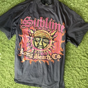 T-shirt  - Fin T-shirt från H&M som är köpt för 150kr! Köparen står för frakten:) kontakta gärna innan köp🫶🏻