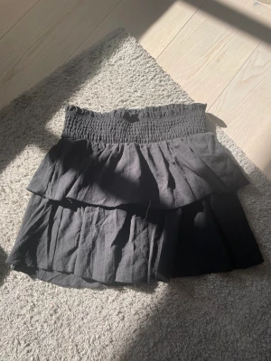 Volangkjol  - Säljer denna kjol som aldrig är använd då jag råkade köpa fel storlek💞