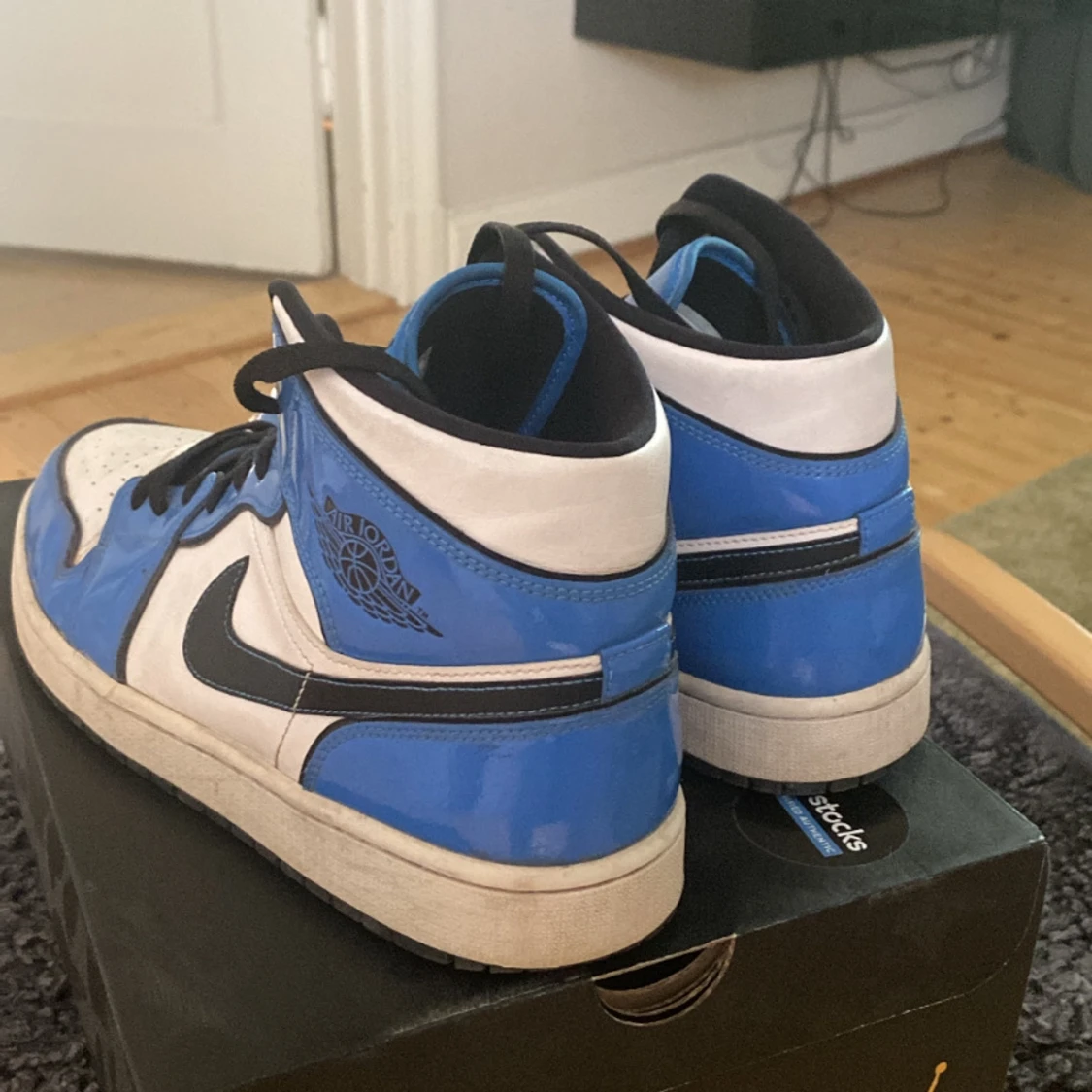 Jordan 1 SE Signal blue