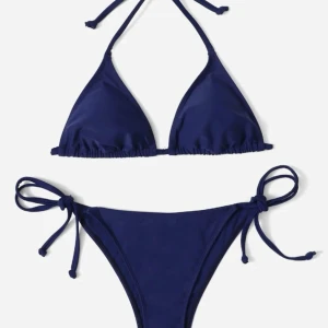marinblå bikini  - Säljer min jättefina marinblåa bikini i storlek XS då den va för liten. Den är aldrig använd helt ny.